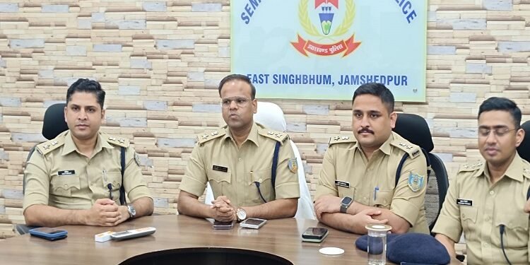 Jamshedpur police on alert for durgapuja : दुर्गापूजा के दौरान शहर में विधि-व्यवस्था बनाए रखने के लिए जिला पुलिस अलर्ट, पूजा के मद्देनजर शहर में 2000 पुलिस कर्मी तैनात