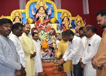 Jamshedpur tuiladungari puja pandal inaugurated : टुइलाडुंगरी सार्वजनिक दुर्गापूजा कमिटी के भव्य पूजा पंडाल का हुआ उद्घाटन, घाटशिला विधायक सोमेश सोरेन व बहरागोड़ा विधायक समीर मोहंती ने किया उद्घाटन, प्लास्टिक की वस्तुओं से बनाया गया है आकर्षक पंडाल Jamshedpur tuiladungari puja pandal inaugurated : टुइलाडुंगरी सार्वजनिक दुर्गापूजा कमिटी के भव्य पूजा पंडाल का हुआ उद्घाटन, घाटशिला विधायक सोमेश सोरेन व बहरागोड़ा विधायक समीर मोहंती ने किया उद्घाटन, प्लास्टिक की वस्तुओं से बनाया गया है आकर्षक पंडाल