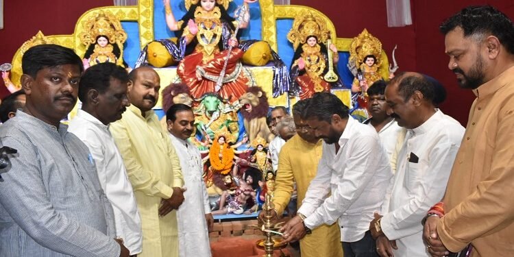Jamshedpur tuiladungari puja pandal inaugurated : टुइलाडुंगरी सार्वजनिक दुर्गापूजा कमिटी के भव्य पूजा पंडाल का हुआ उद्घाटन, घाटशिला विधायक सोमेश सोरेन व बहरागोड़ा विधायक समीर मोहंती ने किया उद्घाटन, प्लास्टिक की वस्तुओं से बनाया गया है आकर्षक पंडाल Jamshedpur tuiladungari puja pandal inaugurated : टुइलाडुंगरी सार्वजनिक दुर्गापूजा कमिटी के भव्य पूजा पंडाल का हुआ उद्घाटन, घाटशिला विधायक सोमेश सोरेन व बहरागोड़ा विधायक समीर मोहंती ने किया उद्घाटन, प्लास्टिक की वस्तुओं से बनाया गया है आकर्षक पंडाल