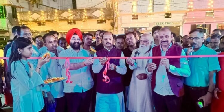 jamshedpur durga puja : जमशेदपुर के दर्जनों दुर्गा पूजा पंडालों के उद्घाटन समारोहों में शामिल हुए भाजपा नेता अमरप्रीत सिंह काले, कहा – मां दुर्गा की आराधना हमें धर्म और सत्य के मार्ग पर चलने की प्रेरणा देती है