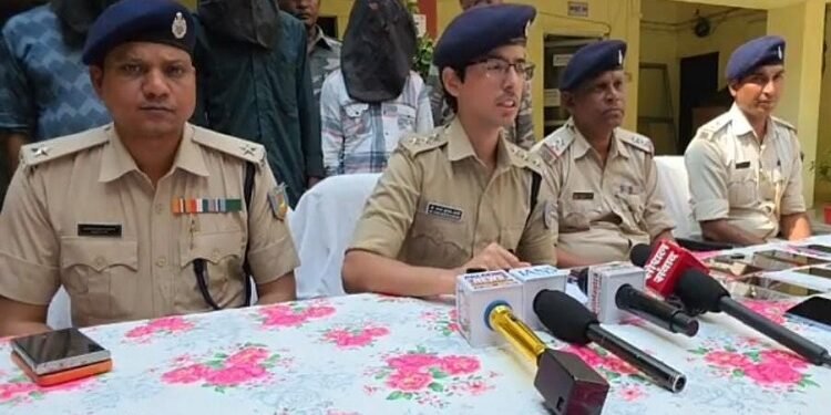 West singhbhum police busted theft case : चक्रधरपुर के रश्मि इलेक्ट्रॉनिक्स में हुई चोरी का पुलिस ने किया खुलासा, चोरी में शामिल 3 आरोपी गिरफ्तार, 2 की तलाश जारी, चोरी गए 52 में से 21 मोबाइल फोन किए गए बरामद