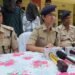 West singhbhum police busted theft case : चक्रधरपुर के रश्मि इलेक्ट्रॉनिक्स में हुई चोरी का पुलिस ने किया खुलासा, चोरी में शामिल 3 आरोपी गिरफ्तार, 2 की तलाश जारी, चोरी गए 52 में से 21 मोबाइल फोन किए गए बरामद West singhbhum police busted theft case : चक्रधरपुर के रश्मि इलेक्ट्रॉनिक्स में हुई चोरी का पुलिस ने किया खुलासा, चोरी में शामिल 3 आरोपी गिरफ्तार, 2 की तलाश जारी, चोरी गए 52 में से 21 मोबाइल फोन किए गए बरामद