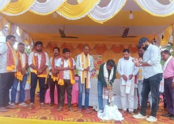 Jamshedpur rural puja pandal inauguration : चाकुलिया केएनजे स्कूल में दुर्गापूजा पंडाल व रक्तदान शिविर का विधायक समीर मोहंती ने किया उद्घाटन, कमेटी के धार्मिक कार्यक्रम के साथ समाजिक कार्य करने को बताया सराहनीय