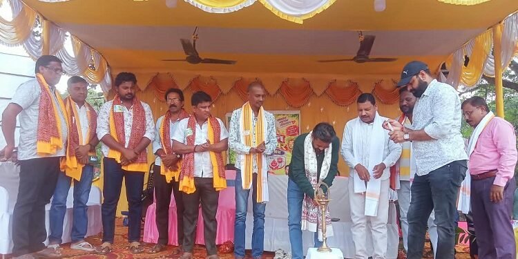 Jamshedpur rural puja pandal inauguration : चाकुलिया केएनजे स्कूल में दुर्गापूजा पंडाल व रक्तदान शिविर का विधायक समीर मोहंती ने किया उद्घाटन, कमेटी के धार्मिक कार्यक्रम के साथ समाजिक कार्य करने को बताया सराहनीय Jamshedpur rural puja pandal inauguration : चाकुलिया केएनजे स्कूल में दुर्गापूजा पंडाल व रक्तदान शिविर का विधायक समीर मोहंती ने किया उद्घाटन, कमेटी के धार्मिक कार्यक्रम के साथ समाजिक कार्य करने को बताया सराहनीय