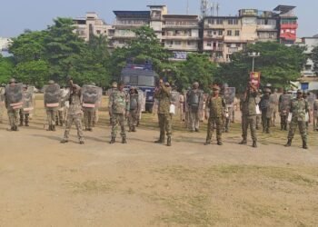 Jamshedpur police mock drill : दुर्गापूजा के मद्देनजर जमशेदपुर पुलिस ने साकची गोलचक्कर से निकाला रूट मार्च, आमबगान तक गए रूट मार्ट में हुआ मॉक ड्रिल  