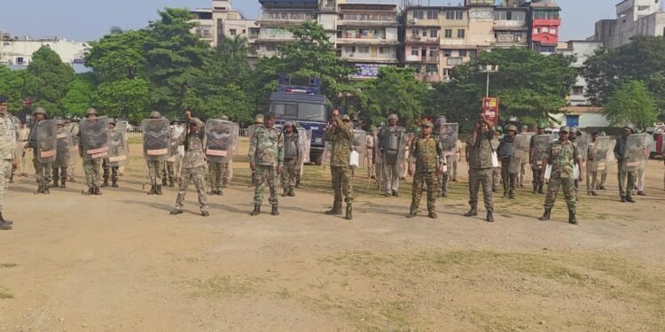 Jamshedpur police mock drill : दुर्गापूजा के मद्देनजर जमशेदपुर पुलिस ने साकची गोलचक्कर से निकाला रूट मार्च, आमबगान तक गए रूट मार्ट में हुआ मॉक ड्रिल Jamshedpur police mock drill : दुर्गापूजा के मद्देनजर जमशेदपुर पुलिस ने साकची गोलचक्कर से निकाला रूट मार्च, आमबगान तक गए रूट मार्ट में हुआ मॉक ड्रिल