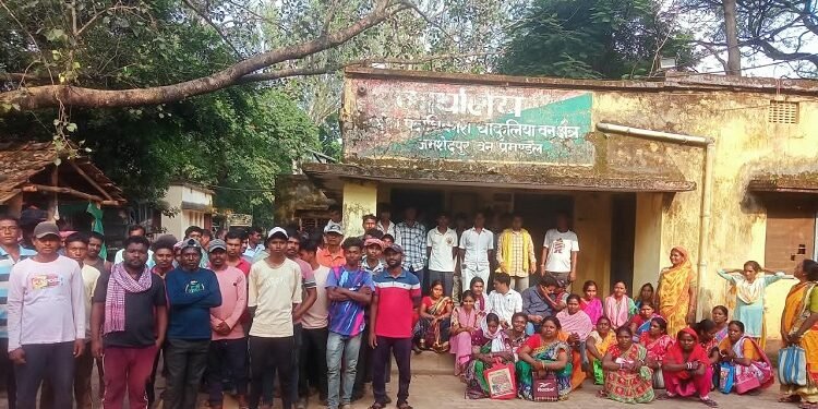 Jamshedpur rural park workers on strike : चाकुलिया के आमलागोड़ा के पास वन विभाग के पार्क के मजदूरों को महीनों से वेतन नहीं, आक्रोशित मजदूरों ने वन कार्यालय में दिया धरना Jamshedpur rural park workers on strike : चाकुलिया के आमलागोड़ा के पास वन विभाग के पार्क के मजदूरों को महीनों से वेतन नहीं, आक्रोशित मजदूरों ने वन कार्यालय में दिया धरना