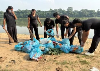 Jamshedpur social sparks initiative : सोशल स्पार्क्स ने दुर्गापूजा से पहले अभियान चलाकर की नदी घाट की सफाई, सोनारी दोमुहानी घाट पर चलाया सफाई अभियान