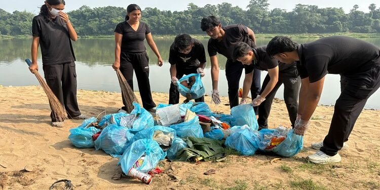 Jamshedpur social sparks initiative : सोशल स्पार्क्स ने दुर्गापूजा से पहले अभियान चलाकर की नदी घाट की सफाई, सोनारी दोमुहानी घाट पर चलाया सफाई अभियान Jamshedpur social sparks initiative : सोशल स्पार्क्स ने दुर्गापूजा से पहले अभियान चलाकर की नदी घाट की सफाई, सोनारी दोमुहानी घाट पर चलाया सफाई अभियान