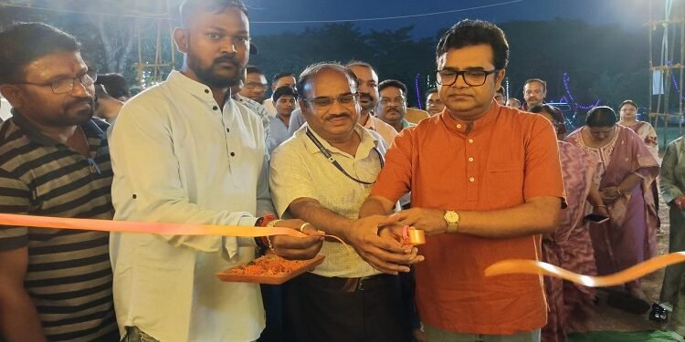 Jamshhedpur rural turamdih puja pandal inauguration : तुरामडीह यूसिल प्रोजेक्ट की आवासीय कॉलोनी में पूजा पंडाल का हुआ उद्घाटन, महाप्रबंधक आर के मिश्रा ने फीता काट कर उद्घाटन किया, भक्तों के लिए खुले पंडाल के पट