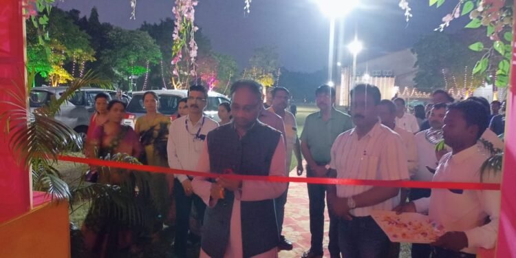 Jamshedpur rural narwa puja pandal inauguration : नरवा पहाड़ यूसिल कॉलोनी में यूसिल के सीएमडी ने किया दुर्गापूजा पंडाल का उद्घाटन, पूजा समिति के सदस्यों का किया उत्साह वर्धन Jamshedpur rural narwa puja pandal inauguration : नरवा पहाड़ यूसिल कॉलोनी में यूसिल के सीएमडी ने किया दुर्गापूजा पंडाल का उद्घाटन, पूजा समिति के सदस्यों का किया उत्साह वर्धन