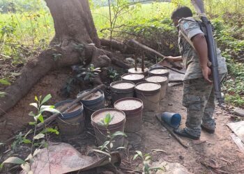 Jamshedpur rural excise raids : चाकुलिया व गालूडीह में आबकारी विभाग का छापा, 4000 किलो जावा नष्ट, 60 लीटर महुआ शराब जब्त, चंद्रपुर, हाथीबाड़ी एवं काशपानी में हुई कार्रवाई, देखें video Jamshedpur rural excise raids : चाकुलिया व गालूडीह में आबकारी विभाग का छापा, 4000 किलो जावा नष्ट, 60 लीटर महुआ शराब जब्त, चंद्रपुर, हाथीबाड़ी एवं काशपानी में हुई कार्रवाई, देखें video