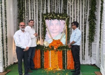Singhbhum chamber members mer cm hemant soren : सिंहभूम चैंबर का दल मुख्यमंत्री हेमंत सोरेन से मिला, उनकी माता के निधन पर जताया शोक, अर्पित की श्रद्धांजलि Singhbhum chamber members mer cm hemant soren : सिंहभूम चैंबर का दल मुख्यमंत्री हेमंत सोरेन से मिला, उनकी माता के निधन पर जताया शोक, अर्पित की श्रद्धांजलि
