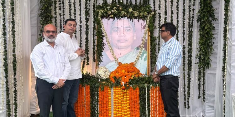 Singhbhum chamber members mer cm hemant soren : सिंहभूम चैंबर का दल मुख्यमंत्री हेमंत सोरेन से मिला, उनकी माता के निधन पर जताया शोक, अर्पित की श्रद्धांजलि Singhbhum chamber members mer cm hemant soren : सिंहभूम चैंबर का दल मुख्यमंत्री हेमंत सोरेन से मिला, उनकी माता के निधन पर जताया शोक, अर्पित की श्रद्धांजलि