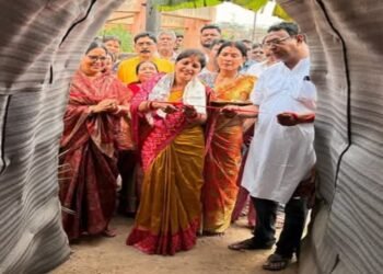 Jamshedpur rural chakulia pandal inauguration : चाकुलिया के शिल्पी महल क्लब द्वारा निर्मित पूजा पंडाल के पट खुले, विधायक समीर महंती की पत्नी नैना महंती ने किया उद्घाटन Jamshedpur rural chakulia pandal inauguration : चाकुलिया के शिल्पी महल क्लब द्वारा निर्मित पूजा पंडाल के पट खुले, विधायक समीर महंती की पत्नी नैना महंती ने किया उद्घाटन