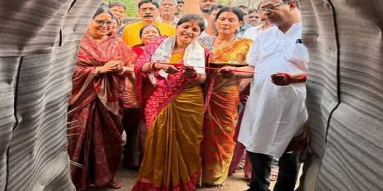 Jamshedpur rural chakulia pandal inauguration : चाकुलिया के शिल्पी महल क्लब द्वारा निर्मित पूजा पंडाल के पट खुले, विधायक समीर महंती की पत्नी नैना महंती ने किया उद्घाटन Jamshedpur rural chakulia pandal inauguration : चाकुलिया के शिल्पी महल क्लब द्वारा निर्मित पूजा पंडाल के पट खुले, विधायक समीर महंती की पत्नी नैना महंती ने किया उद्घाटन