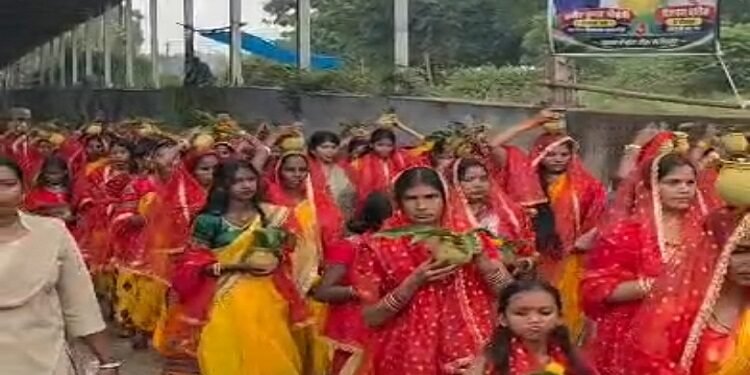 Jamshedpur rural sanatani yuva manch pandal : चाकुलिया के सनातनी युवा मंच दुर्गा पूजा कमेटी से निकली भव्य कलश यात्रा, कमेटी की ओर से आयोजित प्रोजेक्टर शो लोगों को कर रहा आकर्षित