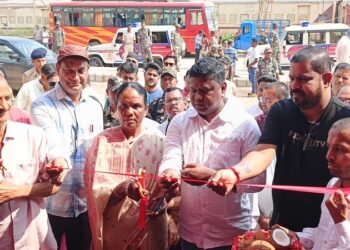 West singhbhum manoharpur durgapuja : मनोहरपुर में सांसद जोबा माझी व विधायक जगत माझी ने पांच पूजा पंडालों का किया उद्घाटन, पंडालों के पट खुलते ही भक्तिमय हुआ माहौल, सांसद-विधायक ने पूजा कर की क्षेत्र की सुख-समृद्धि की कामना