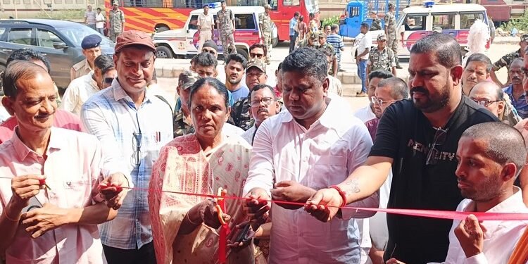 West singhbhum manoharpur durgapuja : मनोहरपुर में सांसद जोबा माझी व विधायक जगत माझी ने पांच पूजा पंडालों का किया उद्घाटन, पंडालों के पट खुलते ही भक्तिमय हुआ माहौल, सांसद-विधायक ने पूजा कर की क्षेत्र की सुख-समृद्धि की कामना West singhbhum manoharpur durgapuja : मनोहरपुर में सांसद जोबा माझी व विधायक जगत माझी ने पांच पूजा पंडालों का किया उद्घाटन, पंडालों के पट खुलते ही भक्तिमय हुआ माहौल, सांसद-विधायक ने पूजा कर की क्षेत्र की सुख-समृद्धि की कामना