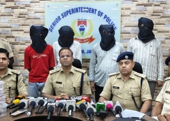 Jamshedpur 4 criminals arrested : जुगसलाई में हत्या, डकैती जेसे अपराध की योजना बनाते 4 अपराधी हथियारों के साथ गिरफ्तार, खरकई नदी किनारे छापामारी में पकड़ाए अपराधियों में दो जुगसलाई व दो छपरा के, दुर्गापूजा में हत्या-डकैती की घटनाओं को अंजाम देकर दहशत फैलाने की थी योजना Jamshedpur 4 criminals arrested : जुगसलाई में हत्या, डकैती जेसे अपराध की योजना बनाते 4 अपराधी हथियारों के साथ गिरफ्तार, खरकई नदी किनारे छापामारी में पकड़ाए अपराधियों में दो जुगसलाई व दो छपरा के, दुर्गापूजा में हत्या-डकैती की घटनाओं को अंजाम देकर दहशत फैलाने की थी योजना