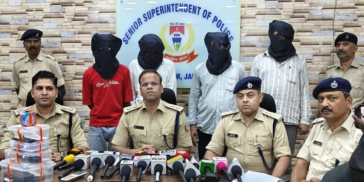 Jamshedpur 4 criminals arrested : जुगसलाई में हत्या, डकैती जेसे अपराध की योजना बनाते 4 अपराधी हथियारों के साथ गिरफ्तार, खरकई नदी किनारे छापामारी में पकड़ाए अपराधियों में दो जुगसलाई व दो छपरा के, दुर्गापूजा में हत्या-डकैती की घटनाओं को अंजाम देकर दहशत फैलाने की थी योजना Jamshedpur 4 criminals arrested : जुगसलाई में हत्या, डकैती जेसे अपराध की योजना बनाते 4 अपराधी हथियारों के साथ गिरफ्तार, खरकई नदी किनारे छापामारी में पकड़ाए अपराधियों में दो जुगसलाई व दो छपरा के, दुर्गापूजा में हत्या-डकैती की घटनाओं को अंजाम देकर दहशत फैलाने की थी योजना
