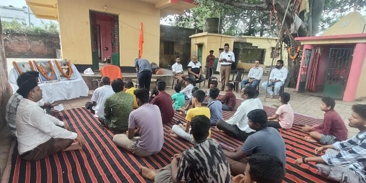 Jamshedpur rural rss dhwaj pujan : चाकुलिया में राष्ट्रीय स्वयंसेवक संघ के 101वें वर्ष के उपलक्ष्य में हुआ ध्वज पूजन, शस्त्र पूजन एवं बौद्धिक कार्यक्रम। Jamshedpur rural rss dhwaj pujan : चाकुलिया में राष्ट्रीय स्वयंसेवक संघ के 101वें वर्ष के उपलक्ष्य में हुआ ध्वज पूजन, शस्त्र पूजन एवं बौद्धिक कार्यक्रम।