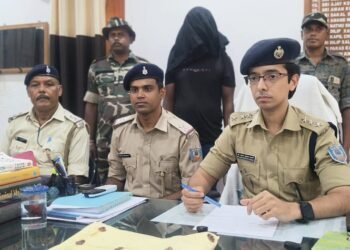West singhbhum accused of extortion arrested : सीएससी संचालक से रंगदारी मांगने का आरोपी गिरफ्तार, 3 मोबाइल और बाइक जब्त, 25 हजार रुपये की रंगदारी के लिए पूरे परिवार की हत्या की दी थी धमकी