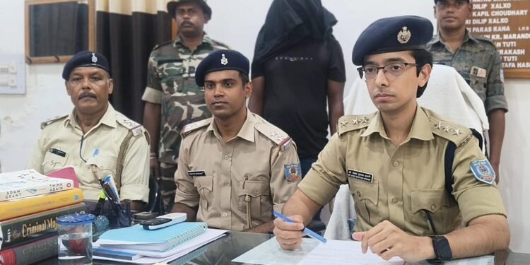 West singhbhum accused of extortion arrested : सीएससी संचालक से रंगदारी मांगने का आरोपी गिरफ्तार, 3 मोबाइल और बाइक जब्त, 25 हजार रुपये की रंगदारी के लिए पूरे परिवार की हत्या की दी थी धमकी