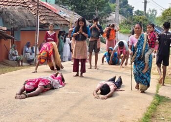 Jamshedpur rural galudih durgapuja : पायरागुड़ी में दंडवत यात्रा कर मां दुर्गा के दरबार पहुंचे श्रद्धालु, माता की पूजा कर लिया सुख-समृद्धि का आशीर्वाद Jamshedpur rural galudih durgapuja : पायरागुड़ी में दंडवत यात्रा कर मां दुर्गा के दरबार पहुंचे श्रद्धालु, माता की पूजा कर लिया सुख-समृद्धि का आशीर्वाद