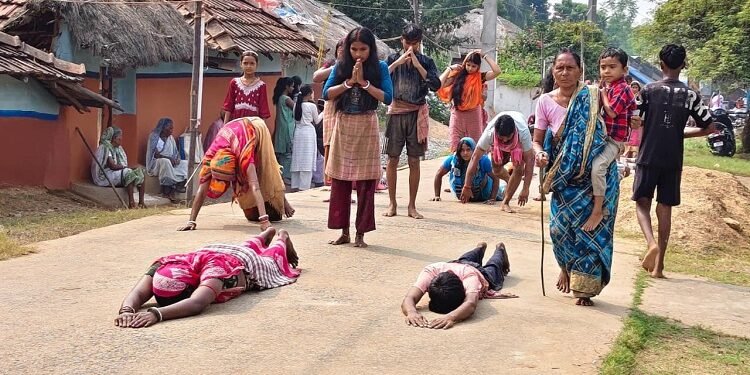 Jamshedpur rural galudih durgapuja : पायरागुड़ी में दंडवत यात्रा कर मां दुर्गा के दरबार पहुंचे श्रद्धालु, माता की पूजा कर लिया सुख-समृद्धि का आशीर्वाद