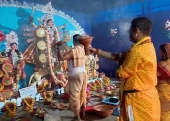 Jamshedpur rural narva durgapuja : नरवा पहाड़ कॉलोनी पूजा पंडाल में मां भगवती के भजनों पर झूमे श्रद्धालु, भैरव रजक की मनमोहक भजन-प्रस्तुति ने जीता लोगों का दिल Jamshedpur rural narva durgapuja : नरवा पहाड़ कॉलोनी पूजा पंडाल में मां भगवती के भजनों पर झूमे श्रद्धालु, भैरव रजक की मनमोहक भजन-प्रस्तुति ने जीता लोगों का दिल