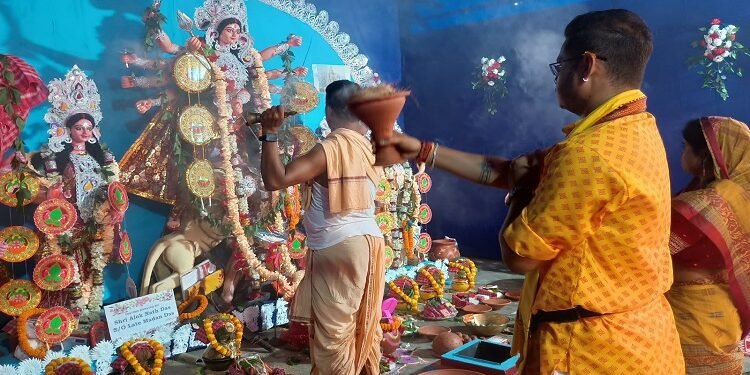 Jamshedpur rural narva durgapuja : नरवा पहाड़ कॉलोनी पूजा पंडाल में मां भगवती के भजनों पर झूमे श्रद्धालु, भैरव रजक की मनमोहक भजन-प्रस्तुति ने जीता लोगों का दिल Jamshedpur rural narva durgapuja : नरवा पहाड़ कॉलोनी पूजा पंडाल में मां भगवती के भजनों पर झूमे श्रद्धालु, भैरव रजक की मनमोहक भजन-प्रस्तुति ने जीता लोगों का दिल