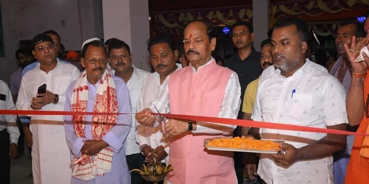 jamshedpur durga puja : कैलाशनगर दुर्गा पूजा पंडाल का पूर्व मुख्यमंत्री रघुवर दास ने किया उदघाटन, कई दिग्गज हुए शामिल jamshedpur durga puja : कैलाशनगर दुर्गा पूजा पंडाल का पूर्व मुख्यमंत्री रघुवर दास ने किया उदघाटन, कई दिग्गज हुए शामिल