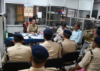 Jamshedpur ssp reviews situation from police control room : दुर्गापूजा के शांतिपूर्ण एवं सुरक्षित आयोजन के लिए एसएसपी ने जिला नियंत्रण कक्ष का किया निरीक्षण, सीसीटीवी कैमरों के जरिये शहर की सुरक्षा व्यवस्था का लिया जायजा Jamshedpur ssp reviews situation from police control room : दुर्गापूजा के शांतिपूर्ण एवं सुरक्षित आयोजन के लिए एसएसपी ने जिला नियंत्रण कक्ष का किया निरीक्षण, सीसीटीवी कैमरों के जरिये शहर की सुरक्षा व्यवस्था का लिया जायजा