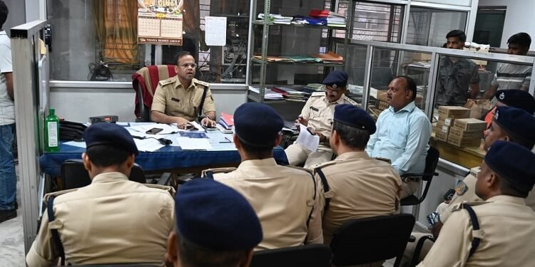 Jamshedpur ssp reviews situation from police control room : दुर्गापूजा के शांतिपूर्ण एवं सुरक्षित आयोजन के लिए एसएसपी ने जिला नियंत्रण कक्ष का किया निरीक्षण, सीसीटीवी कैमरों के जरिये शहर की सुरक्षा व्यवस्था का लिया जायजा