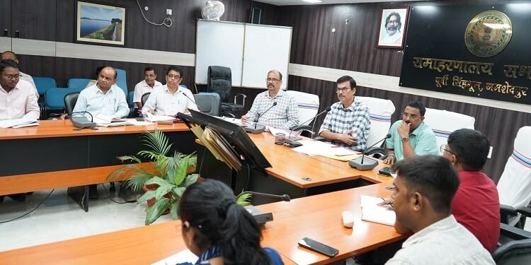 jamshedpur dc meeting : जमशेदपुर के उपायुक्त ने खाद्यान्न वितरण में लापरवाही पाये जाने पर चार बीएसओ को किया शो-कॉज, खाद्यान्न की लिफ्टिंग और डीएसडी समय पर नहीं करने वाले संवेदकों को चेतावनी, पहले सप्ताह में खाद्यान्न पीडीएस संचालकों तक पहुंचायें, अन्यथा होंगे ब्लैकलिस्ट     