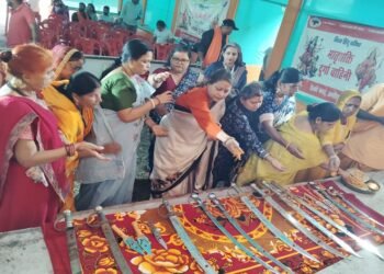 jamshedpur durga puja : दुर्गावाहिनी-मातृशक्ति टेल्को ने धूमधाम से मनाया शस्त्र पूजन, घर-घर शस्त्र रखने और पूजन का आह्वान