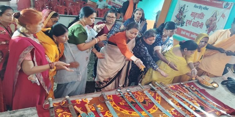 jamshedpur durga puja : दुर्गावाहिनी-मातृशक्ति टेल्को ने धूमधाम से मनाया शस्त्र पूजन, घर-घर शस्त्र रखने और पूजन का आह्वान jamshedpur durga puja : दुर्गावाहिनी-मातृशक्ति टेल्को ने धूमधाम से मनाया शस्त्र पूजन, घर-घर शस्त्र रखने और पूजन का आह्वान