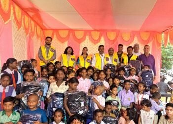 jamshedpur durga puja : बागबेड़ा बड़ौदा घाट श्री श्री सार्वजनिक दुर्गा पूजा समिति के सौजन्य से 50 जरूरतमंद बच्चों के बीच स्कूल बैग वितरित, पूजा के साथ सेवा का दिखा रंग