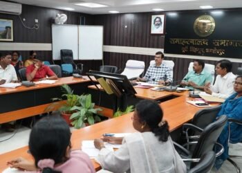 jamshedpur dc meeting : जमशेदपुर के उपायुक्त ने की समाज कल्याण विभाग की बैठक, प्रधानमंत्री मातृ वंदना योजना में एक सप्ताह के भीतर शत-प्रतिशत पंजीकरण एवं सावित्रीबाई फुले किशोरी समृद्धि योजना की लंबित प्रविष्टियां शून्य करने का निर्देश