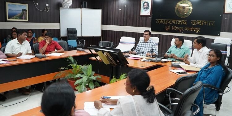 jamshedpur dc meeting : जमशेदपुर के उपायुक्त ने की समाज कल्याण विभाग की बैठक, प्रधानमंत्री मातृ वंदना योजना में एक सप्ताह के भीतर शत-प्रतिशत पंजीकरण एवं सावित्रीबाई फुले किशोरी समृद्धि योजना की लंबित प्रविष्टियां शून्य करने का निर्देश jamshedpur dc meeting : जमशेदपुर के उपायुक्त ने की समाज कल्याण विभाग की बैठक, प्रधानमंत्री मातृ वंदना योजना में एक सप्ताह के भीतर शत-प्रतिशत पंजीकरण एवं सावित्रीबाई फुले किशोरी समृद्धि योजना की लंबित प्रविष्टियां शून्य करने का निर्देश