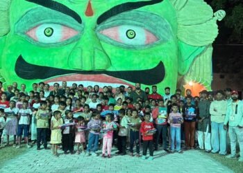 jamshedpur durga puja : बिष्टुपुर जी टाउन सार्वजनिक दुर्गा पूजा पंडाल में भ्रमण करने पहुंचे खुशियों की पाठशाला के बच्चे, पूजा कमेटी और इया फाउंडेशन ने बांटी खुशियां
