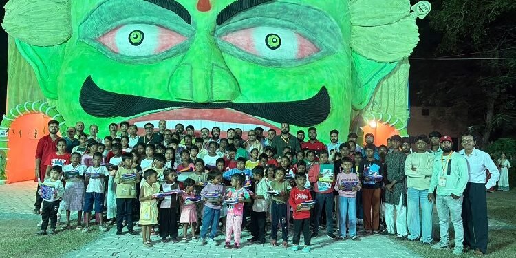 jamshedpur durga puja : बिष्टुपुर जी टाउन सार्वजनिक दुर्गा पूजा पंडाल में भ्रमण करने पहुंचे खुशियों की पाठशाला के बच्चे, पूजा कमेटी और इया फाउंडेशन ने बांटी खुशियां