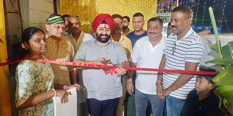 jamshedpur durga puja bjp leader kale : जमशेदपुर के कई दुर्गा पूजा पंडालों में शामिल हुए भाजपा नेता अमरप्रीत सिंह काले, माथा टेका और लिया आशीर्वाद jamshedpur durga puja bjp leader kale : जमशेदपुर के कई दुर्गा पूजा पंडालों में शामिल हुए भाजपा नेता अमरप्रीत सिंह काले, माथा टेका और लिया आशीर्वाद