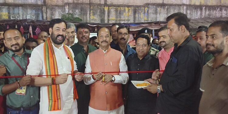 jamshedpur durga puja : बर्मामाइंस सार्वजनिक दुर्गा पूजा पंडाल का पूर्व मुख्यमंत्री रघुवर दास ने किया उदघाटन, साथ रहे टाटा वर्कर्स यूनियन के अध्यक्ष टुन्नु चौधरी, रघुवर ने कहा – टाटा स्टील में बेहतर बोनस यूनियन ने कराया, अर्थव्यवस्था मजबूत होगी jamshedpur durga puja : बर्मामाइंस सार्वजनिक दुर्गा पूजा पंडाल का पूर्व मुख्यमंत्री रघुवर दास ने किया उदघाटन, साथ रहे टाटा वर्कर्स यूनियन के अध्यक्ष टुन्नु चौधरी, रघुवर ने कहा – टाटा स्टील में बेहतर बोनस यूनियन ने कराया, अर्थव्यवस्था मजबूत होगी