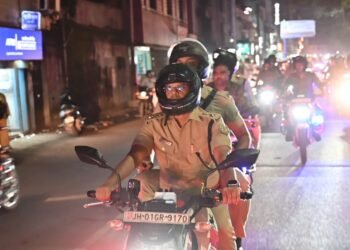 Jamshedpur ssp bike petroling :  एसएसपी ने जमशेदपुर में दुर्गा पूजा पंडालों के आसपास सुरक्षा-व्यवस्था का लिया जायजा, बाइक दस्ते के साथ शहर में की पेट्रोलिंग, यातायात, विधि-व्यवस्था एवं सुरक्षा व्यवस्था को लेकर अधिकारियों को दिए आवश्यक निर्देश