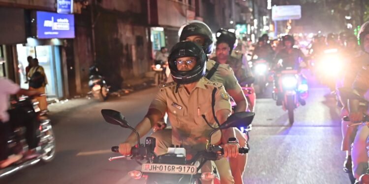 Jamshedpur ssp bike petroling :  एसएसपी ने जमशेदपुर में दुर्गा पूजा पंडालों के आसपास सुरक्षा-व्यवस्था का लिया जायजा, बाइक दस्ते के साथ शहर में की पेट्रोलिंग, यातायात, विधि-व्यवस्था एवं सुरक्षा व्यवस्था को लेकर अधिकारियों को दिए आवश्यक निर्देश