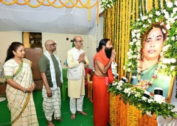 Baba ramdeo pays homage to late rupi soren : योग गुरु बाबा रामदेव पहुचे मुख्यमंत्री हेमंत सोरेन का गांव नेमरा, सीएम की माता स्व रूपी सोरेन को अर्पित की भावभीनी श्रद्धांजलि Baba ramdeo pays homage to late rupi soren : योग गुरु बाबा रामदेव पहुचे मुख्यमंत्री हेमंत सोरेन का गांव नेमरा, सीएम की माता स्व रूपी सोरेन को अर्पित की भावभीनी श्रद्धांजलि