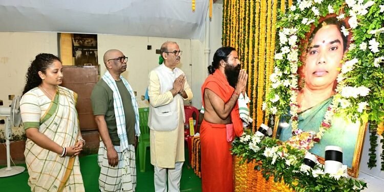 Baba ramdeo pays homage to late rupi soren : योग गुरु बाबा रामदेव पहुचे मुख्यमंत्री हेमंत सोरेन का गांव नेमरा, सीएम की माता स्व रूपी सोरेन को अर्पित की भावभीनी श्रद्धांजलि Baba ramdeo pays homage to late rupi soren : योग गुरु बाबा रामदेव पहुचे मुख्यमंत्री हेमंत सोरेन का गांव नेमरा, सीएम की माता स्व रूपी सोरेन को अर्पित की भावभीनी श्रद्धांजलि