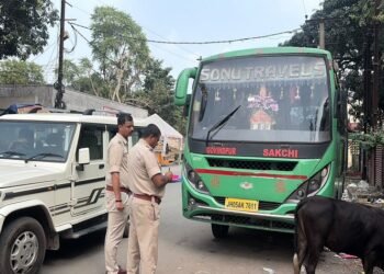 Jamshedpur traffic police action : दुर्गापूजा के मद्देनजर सड़क पर गलत तरीके से वाहन खड़ी करनेवालों पर कार्रवाई, गोविंदपुर थाना क्षेत्र में सड़क किनारे खड़े वाहनों का काटा गया चालान, देखें video Jamshedpur traffic police action : दुर्गापूजा के मद्देनजर सड़क पर गलत तरीके से वाहन खड़ी करनेवालों पर कार्रवाई, गोविंदपुर थाना क्षेत्र में सड़क किनारे खड़े वाहनों का काटा गया चालान, देखें video